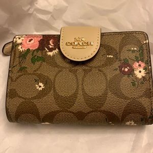 NWT Coach Medium Corner